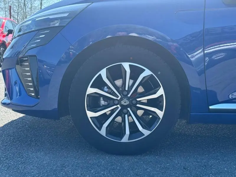 Vue de détail sur la roue avant gauche d'une Renault Clio 2025 Bleu Iron avec jante alliage au design moderne.