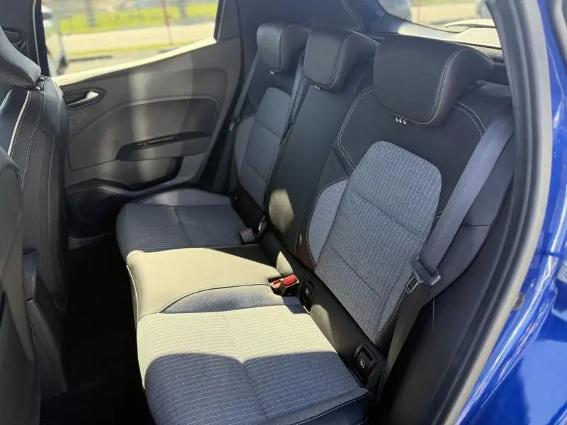 Vue intérieure arrière droite des sièges arrière gris et noir de la Renault Clio 1.0 TCe 90ch Techno Bleu Iron 2025.