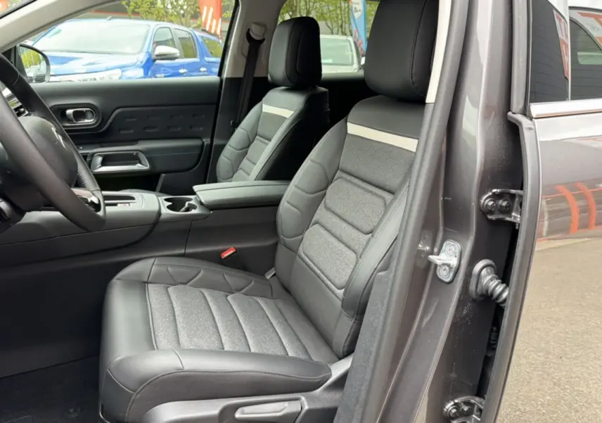 Vue intérieure côté conducteur du Citroën C5 Aircross gris platinium, mettant en valeur les sièges Advanced Comfort en cuir et tissu.