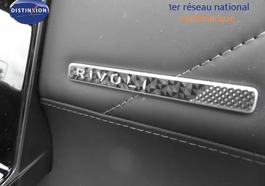 Détail de la plaque Rivoli sur la sellerie en cuir noir du DS7 Crossback hybride rechargeable 2021.