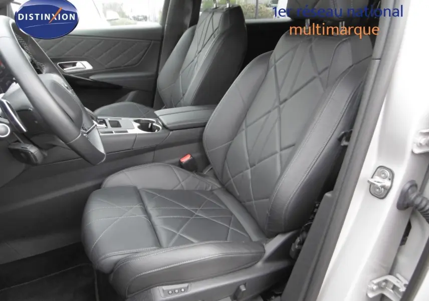 Intérieur du DS7 Crossback 2021, vue côté conducteur, sièges cuir noir matelassé et console centrale moderne.