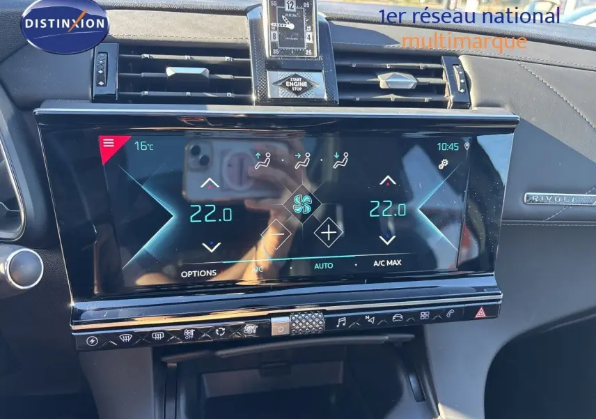 Vue rapprochée du tableau de bord du DS7 Crossback E-TENSE 2021, écran tactile climatisation et badge Rivoli visible.