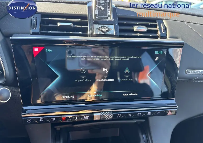 Vue rapprochée du tableau de bord du DS7 Crossback E-TENSE 2021, écran tactile et horloge analogique RIVOLI.