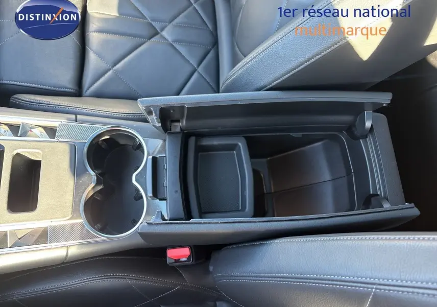 Vue plongeante sur la console centrale ouverte et les sièges en cuir noir du DS7 Crossback E-TENSE Crystal Pearl.