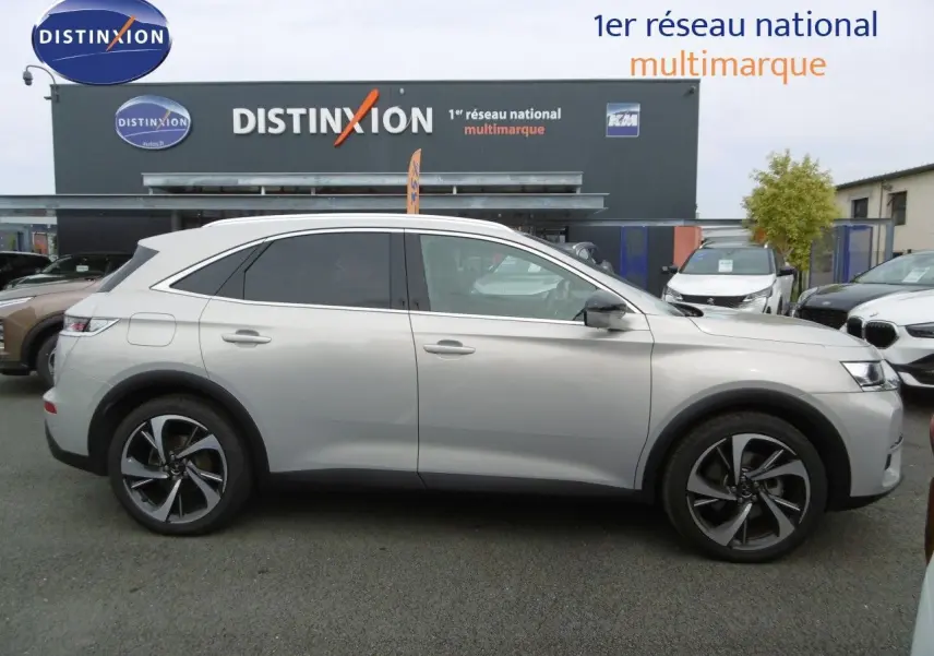 Profil côté droit du DS7 Crossback hybride rechargeable 2021 en Crystal Pearl, avec jantes alliage et vitres teintées.