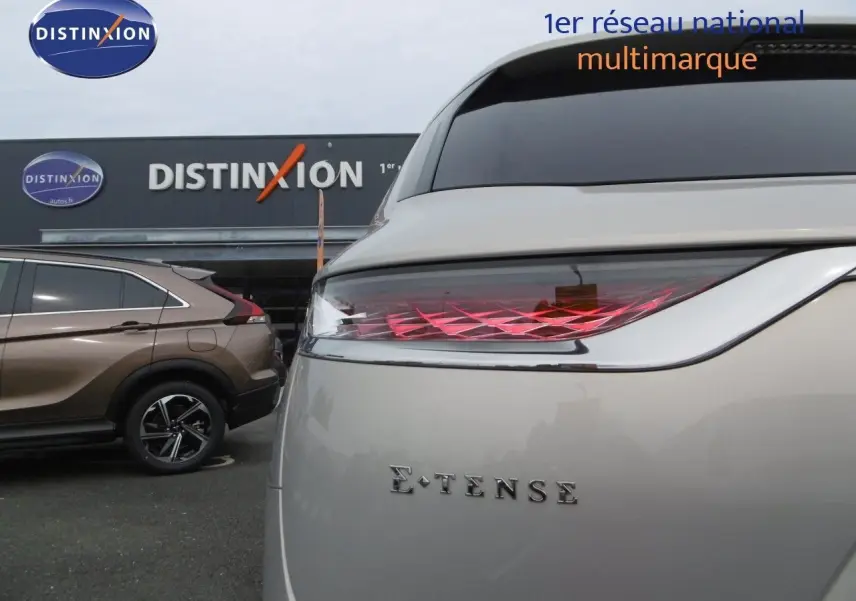 Gros plan sur l'arrière droit du DS7 Crossback Crystal Pearl avec feu arrière rouge et logo E-TENSE visible.