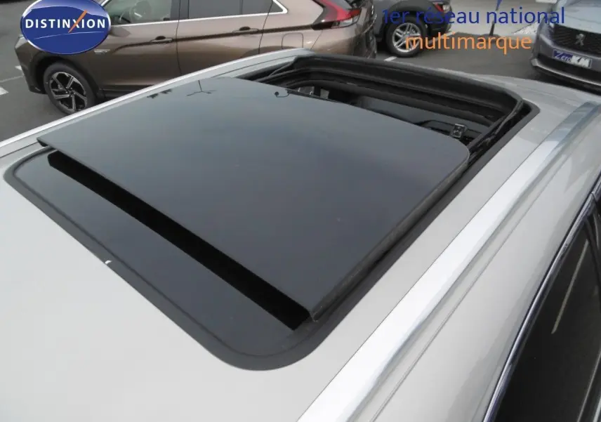 Toit ouvrant panoramique ouvert sur DS7 Crossback Crystal Pearl vu de dessus côté droit