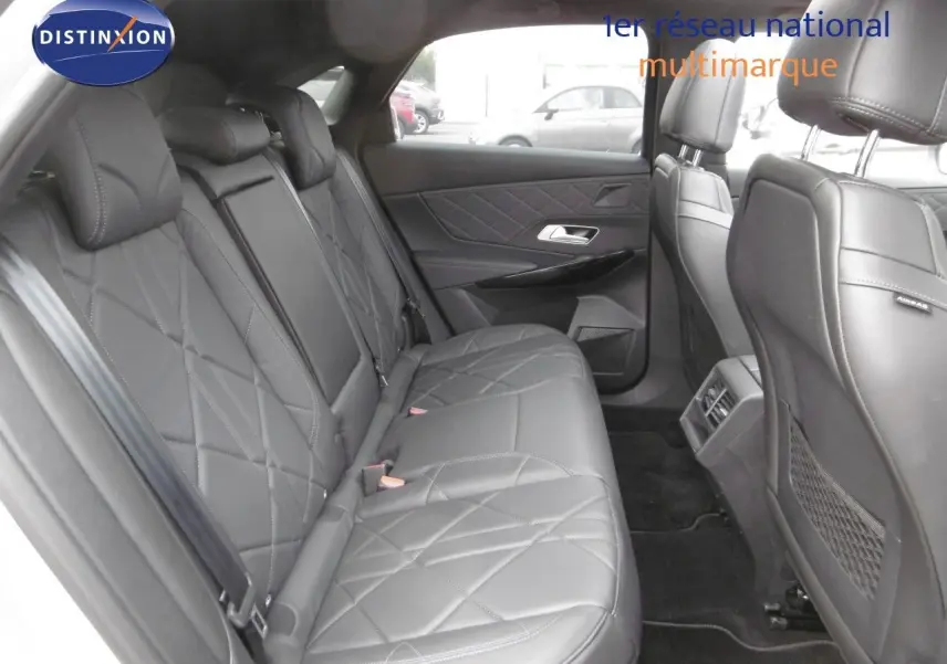 Vue intérieure arrière du DS7 Crossback 2021 montrant les sièges en cuir noir matelassé et les portes côté droit.
