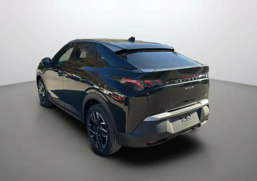 Peugeot 3008 New Hybrid 145 GT 360 noir perla nera vu de 3/4 arrière côté gauche, avec feux arrière LED distinctifs.