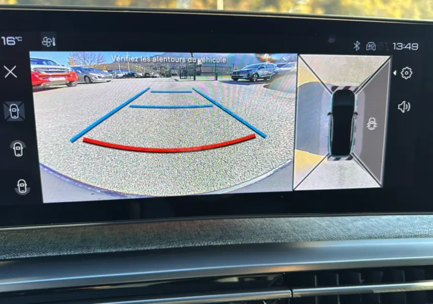 Affichage de la caméra de recul et vue 360° sur l'écran intérieur du Peugeot 3008 noir perla nera 2025 hybride.