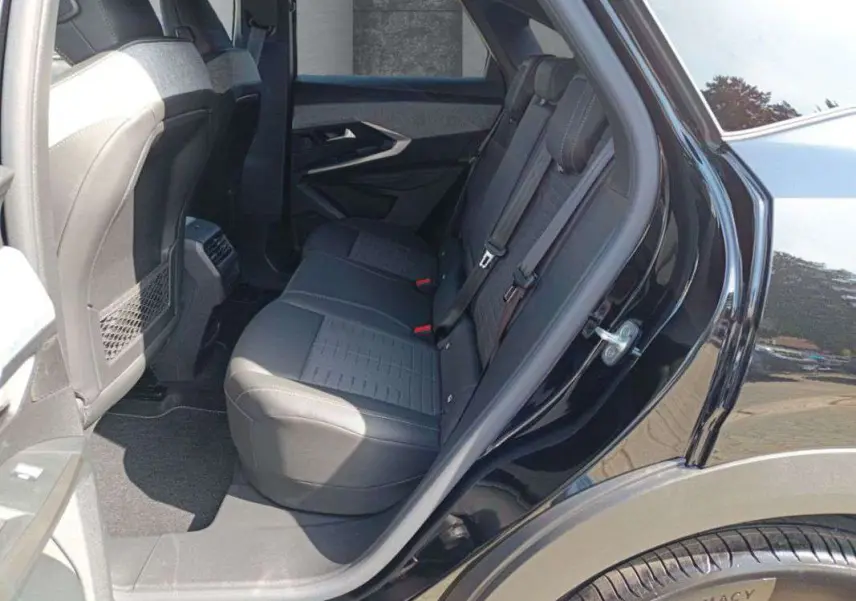 Vue intérieure côté gauche des sièges arrière en cuir noir du Peugeot 3008 New Hybrid 145 E-DCS6 GT 360 2025.