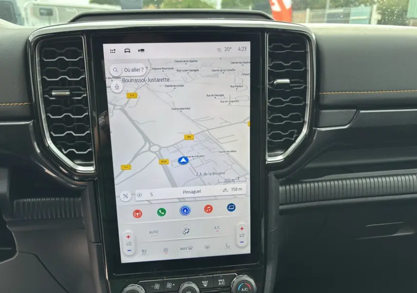 Écran tactile vertical du système de navigation du Ford Ranger Wildtrak Plus 2025, intérieur noir avec surpiqûres orange.