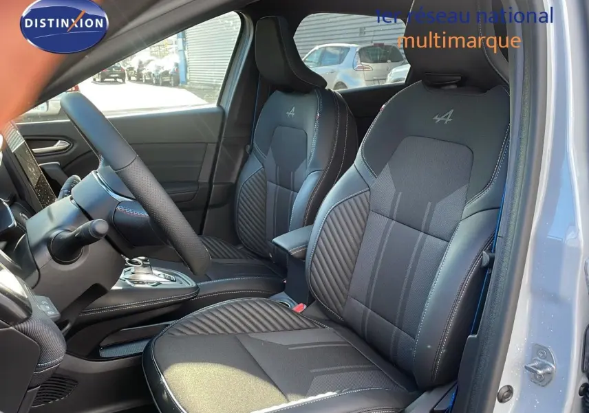 Intérieur du Renault Captur E-Tech 2025, vue côté conducteur sur sièges noirs avec logo Alpine brodé.