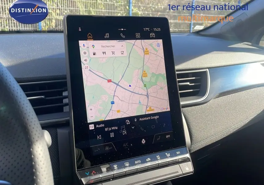 Vue intérieure du tableau de bord du Renault Captur E-Tech Hybrid 2025 avec écran tactile central affichant une carte GPS.