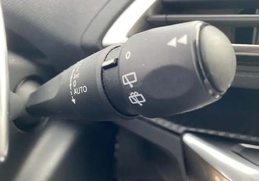 Gros plan sur la commande des essuie-glaces à gauche du volant dans l'habitacle du Peugeot 3008 gris platinium 2021