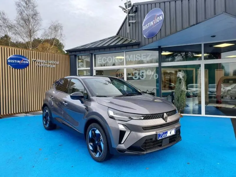 Renault Captur 2025 gris Cassiopée en 3/4 avant droit, avec jantes alu et calandre moderne distinctive.