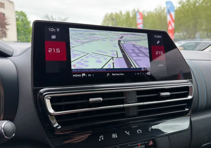 Vue rapprochée de l’écran tactile central avec navigation GPS et commandes climatisation du Citroën C5 Aircross Hybrid.