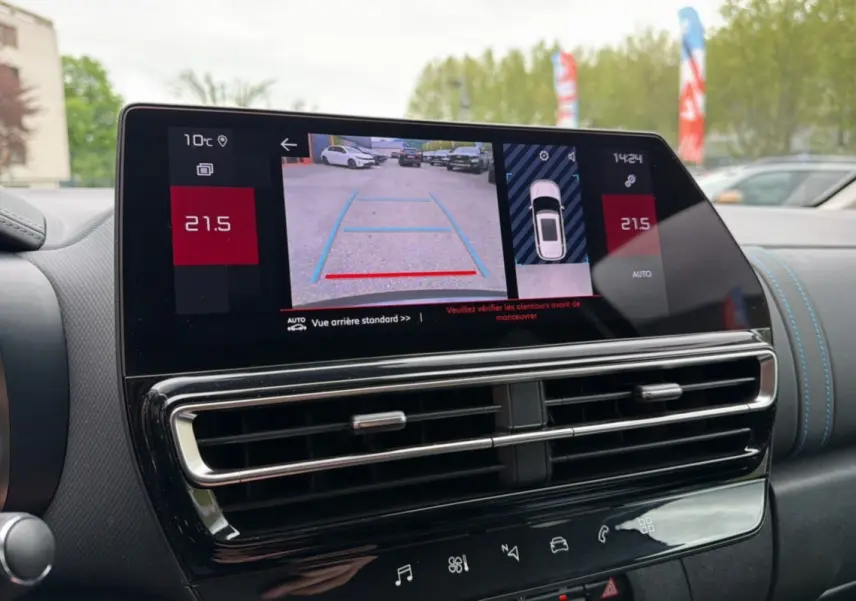 Vue rapprochée de l’écran tactile central du tableau de bord du Citroën C5 Aircross Hybrid gris platinium, affichant la caméra de recul.