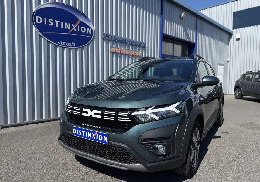 Vue 3/4 avant d'une Dacia Sandero Stepway TCE 90 ch Expression vert cèdre avec calandre noire et feux LED distinctifs.