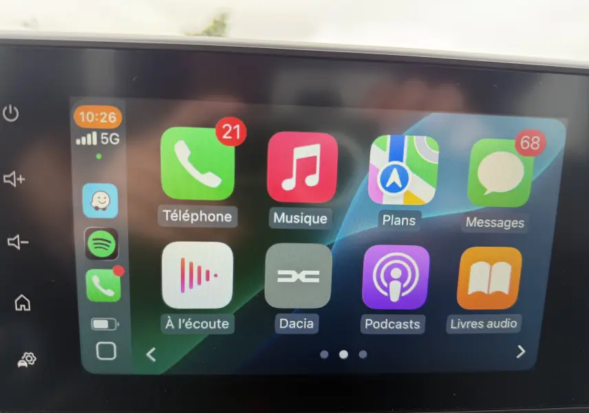 Écran tactile intérieur de la Dacia Sandero Stepway 2025 affichant les applications téléphone, musique et navigation.