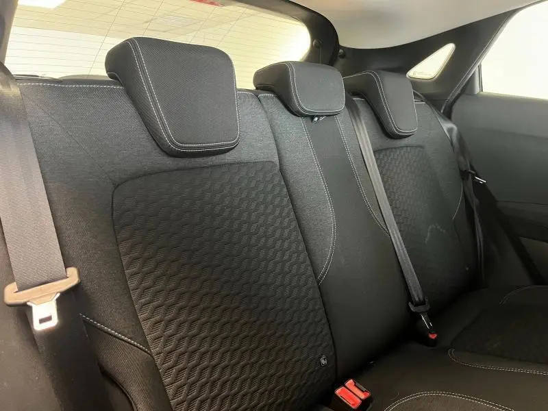 Vue latérale intérieure des sièges arrière noirs avec appuie-têtes et ceintures de sécurité du Ford Puma gris Solar 2021.