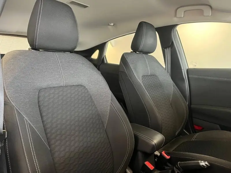 Vue intérieure des sièges avant en tissu noir Alhambra avec surpiqûres blanches du Ford Puma 2021 gris Solar Métallisée.