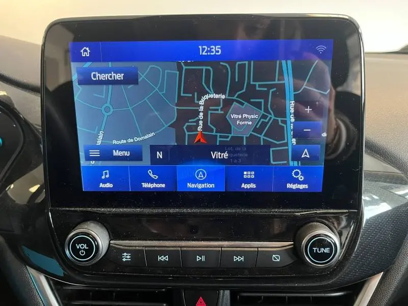 Écran tactile central du Ford Puma 2021 affichant la navigation avec carte et commandes audio intégrées.
