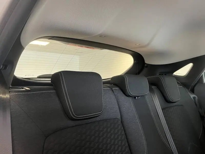 Vue intérieure arrière des sièges noirs avec appuie-têtes et fenêtre arrière d'une Ford Puma gris Solar métallisée 2021.