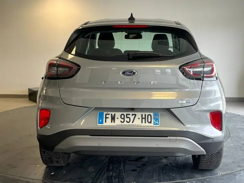 Vue arrière d'une Ford Puma gris Solar métallisée avec feux LED et becquet arrière visible en intérieur.
