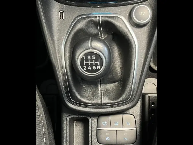 Levier de vitesses manuel noir avec coutures blanches dans la console centrale d'une Ford Puma gris Solar.