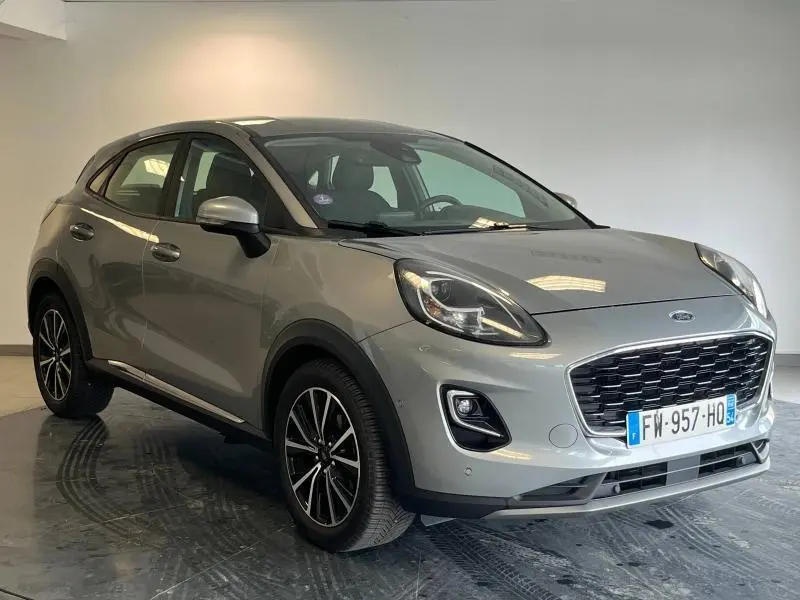 Ford Puma 1.0 EcoBoost gris Solar métallisé, vue 3/4 avant droit avec jantes alu et calandre noire.