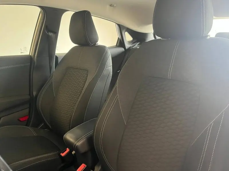 Gros plan sur les sièges avant sport noirs avec surpiqûres blanches du Ford Puma 2021 finition Titanium.