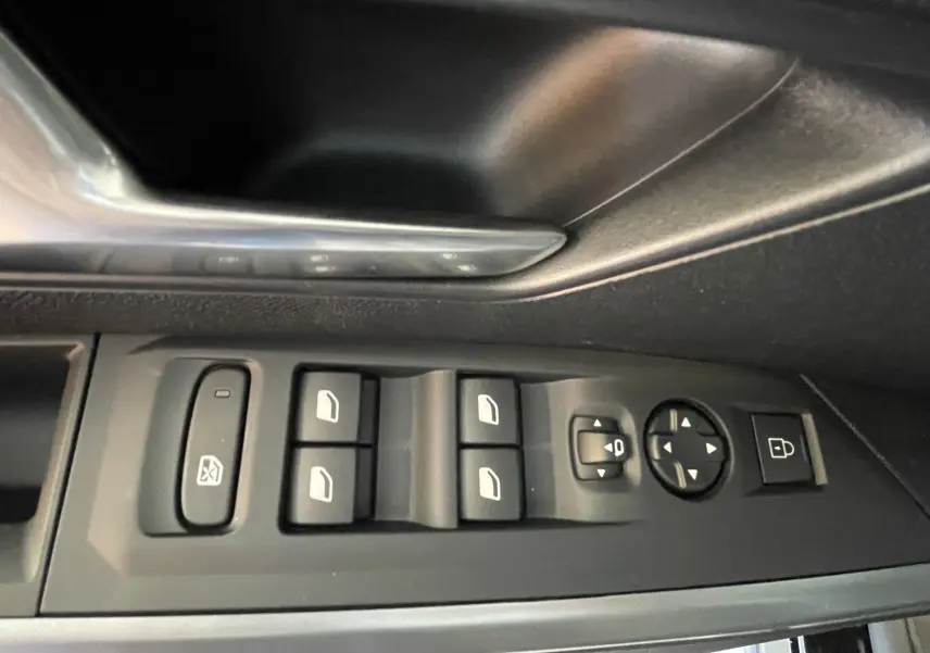 Gros plan sur les commandes de lève-vitres et rétroviseurs côté gauche d’un Peugeot 3008 noir 2025.