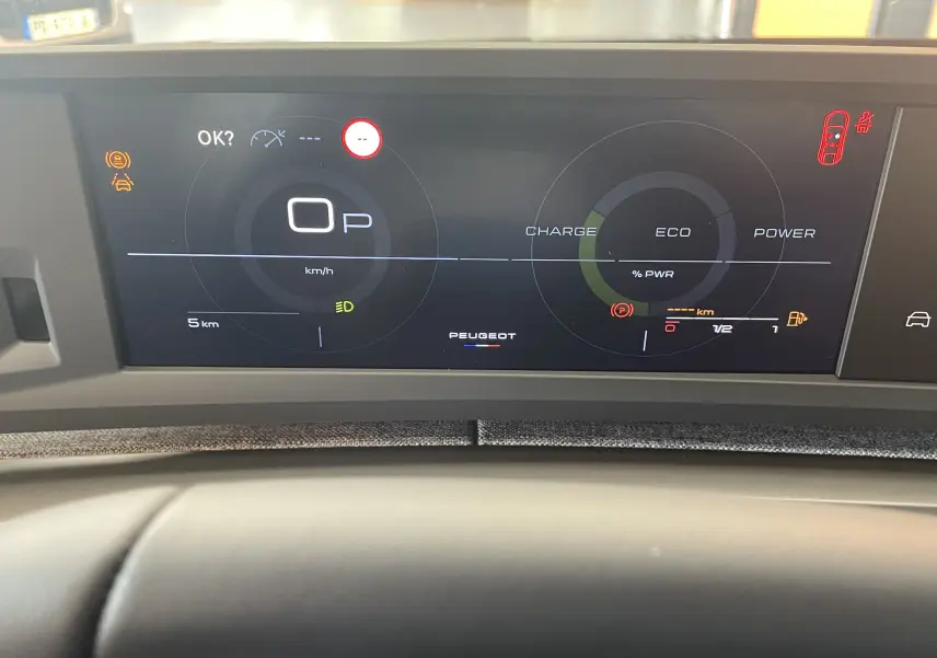 Tableau de bord numérique du Peugeot 3008 noir 2025, affichant vitesse, charge batterie et alertes de sécurité.