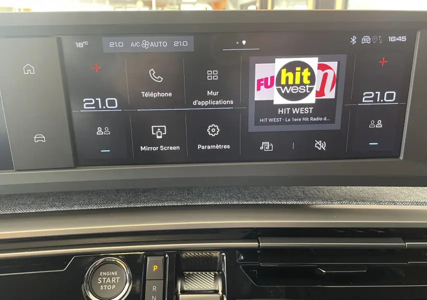 Tableau de bord du Peugeot 3008 noir 2025 avec écran tactile panoramique et bouton start/stop visible en gros plan