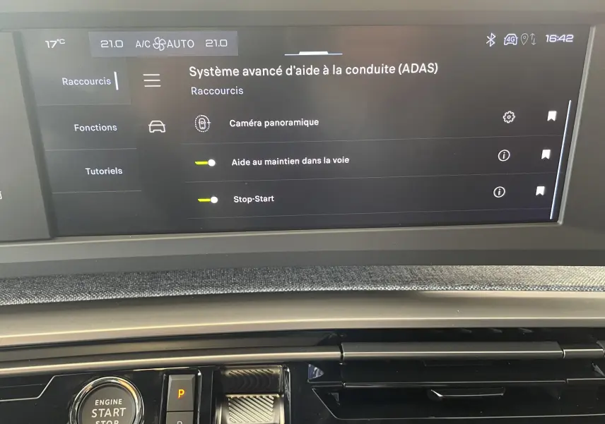 Écran tactile du système d'aide à la conduite affichant les options ADAS dans le tableau de bord du Peugeot 3008 noir 2025.