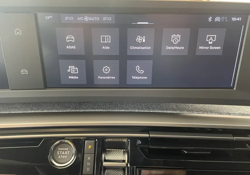 Écran tactile central et console avec bouton start/stop du Peugeot 3008 noir, vue intérieure avant détaillée.