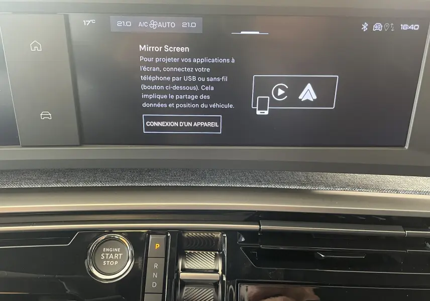 Écran tactile central du Peugeot 3008 noir 2025 montrant la fonction Mirror Screen et bouton start/stop sur console noire brillante