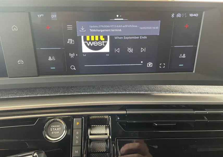 Tableau de bord du Peugeot 3008 noir 2025, vue centrée sur l'écran tactile HD et commandes de boîte auto.