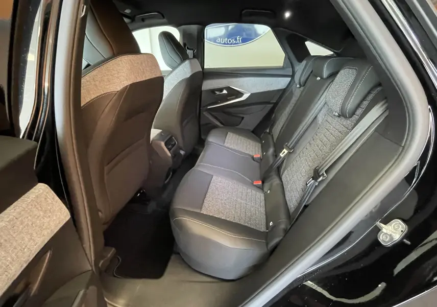 Vue côté gauche arrière sur l’intérieur arrière noir et gris du Peugeot 3008 NV HYBRID 136 E-DCS6 Allure 2025.