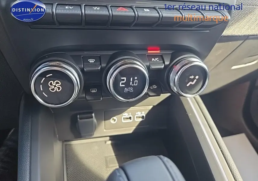 Gros plan sur les commandes de climatisation automatique et prises USB du Renault Clio V 1.6 e-tech 145 techno.