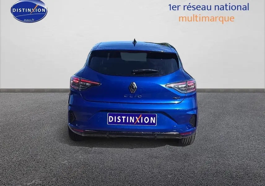 Vue arrière d'une Renault Clio V bleu iron avec feux LED et logo distinctif sur fond neutre.