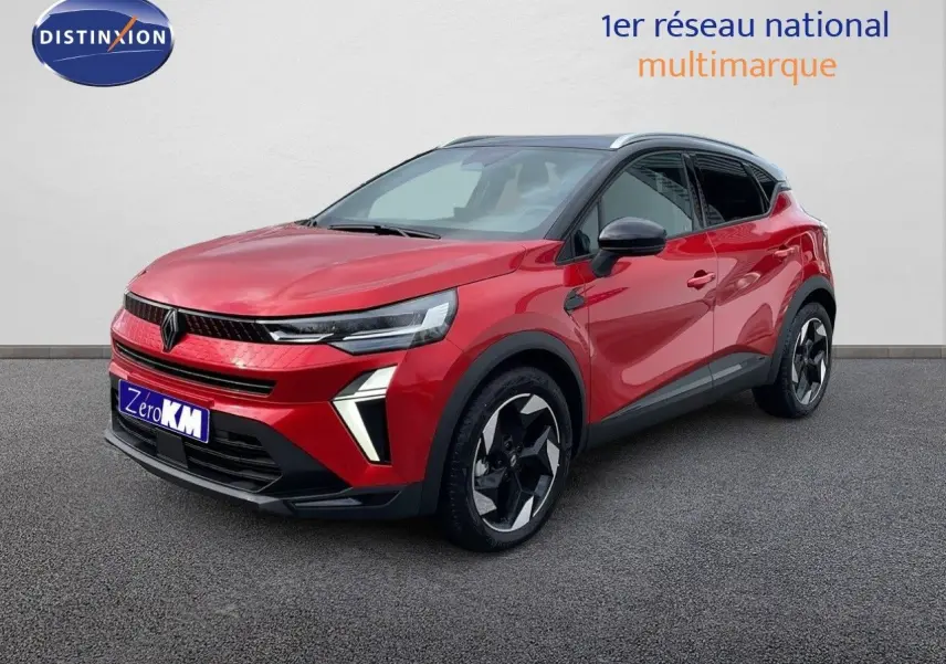 Renault Captur E-Tech hybride 2025 rouge passion avec toit noir, vue 3/4 avant mettant en valeur ses optiques LED et jantes stylisées.