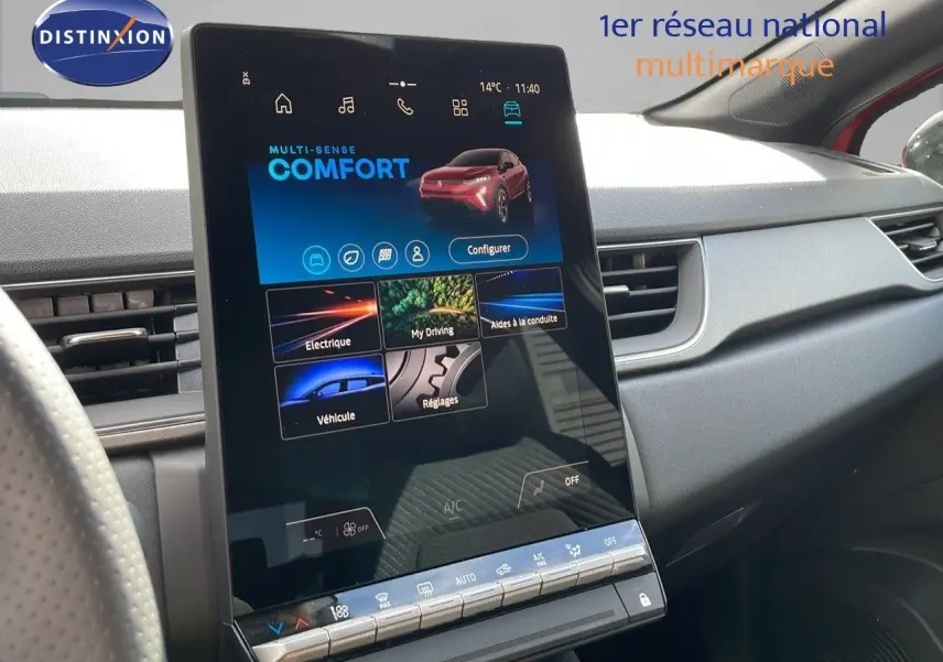 Écran tactile central du tableau de bord du Renault Captur E-Tech rouge, affichant le mode confort en intérieur clair.