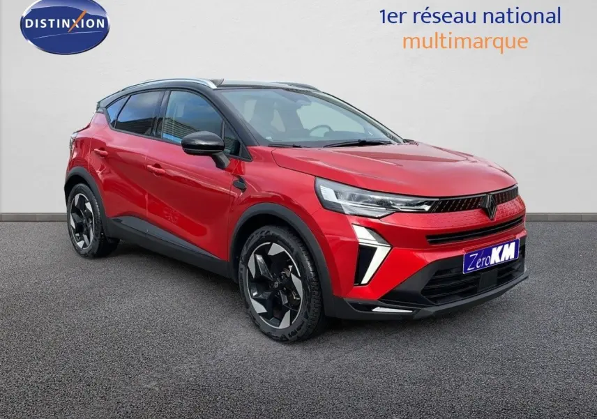 Renault Captur E-Tech hybride rouge passion vue 3/4 avant côté gauche avec toit noir et jantes noires.