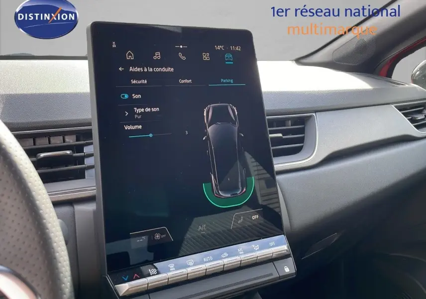 Vue intérieure du tableau de bord du Renault Captur E-Tech hybride 2025 avec écran tactile central vertical allumé.