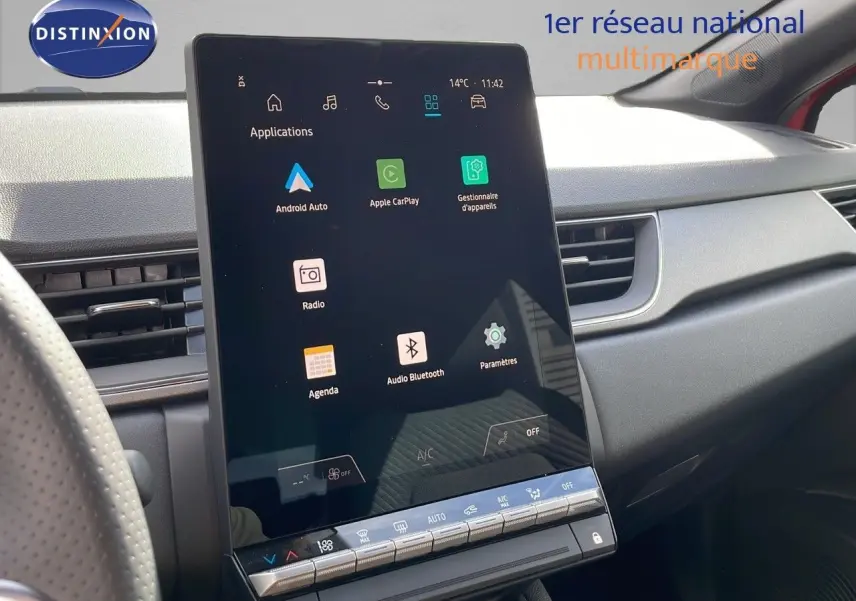 Écran tactile central vertical avec interface multimédia dans l'habitacle du Renault Captur rouge passion toit noir.