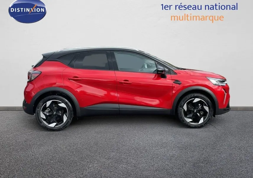 Profil côté gauche du Renault Captur E-Tech hybride 2025 rouge passion avec toit noir et jantes noires distinctives.