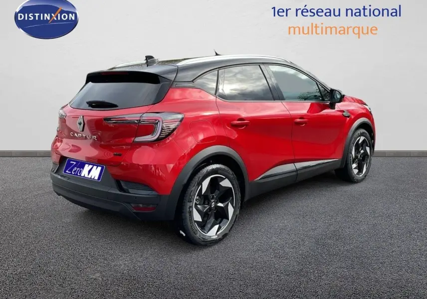 Vue 3/4 arrière droite d'un Renault Captur E-Tech hybride rouge passion avec toit noir et jantes noires.