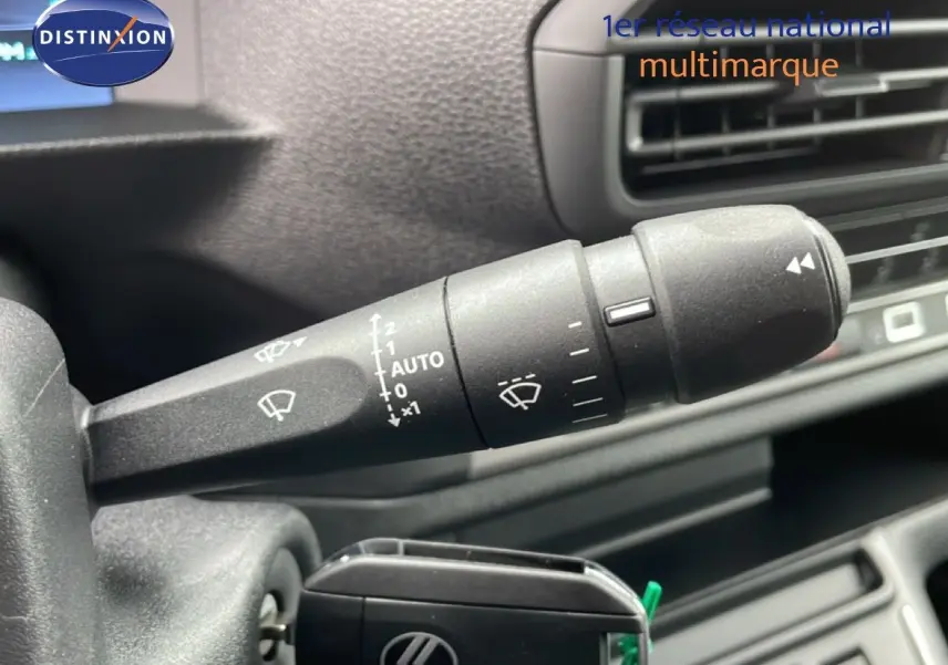 Gros plan sur la manette d'essuie-glace du tableau de bord intérieur du Citroën Jumpy gris Artense.